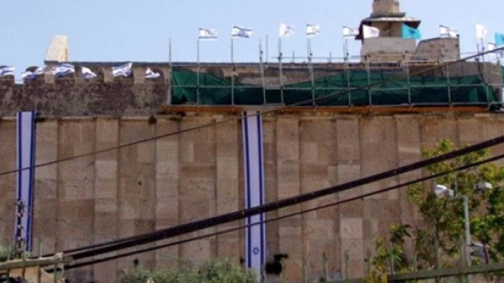 رفع أعلام الاحتلال على المسجد الإبراهيمي