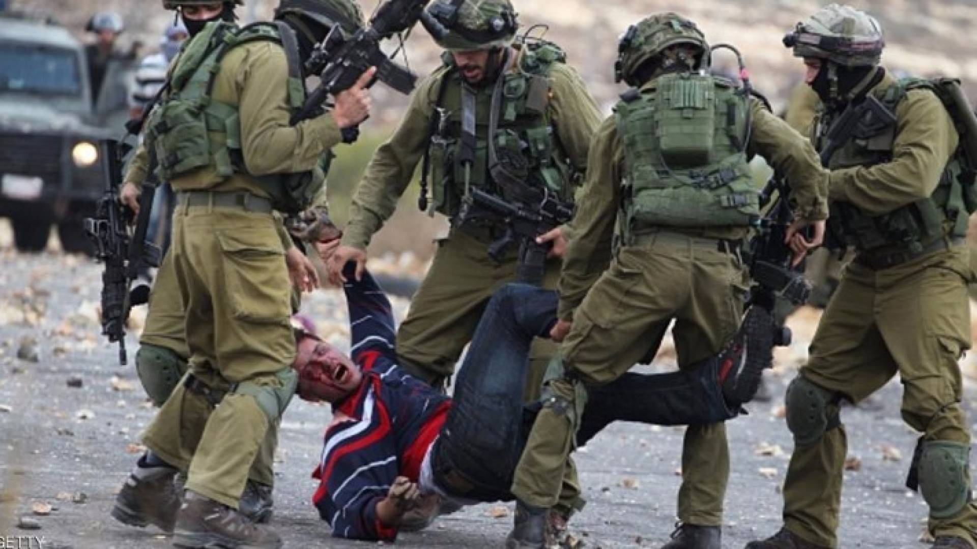 جنود من جيش الإحتلال يعتقلون شابا فلسطينيا في الضفة الغربية - أرشيفية