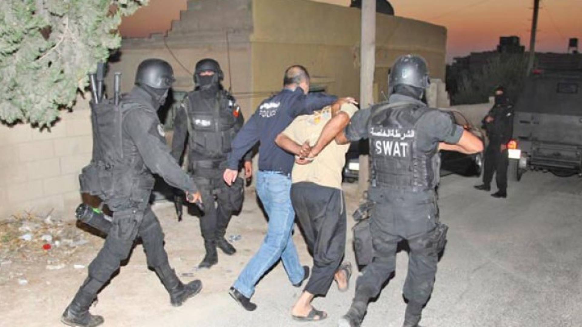 البحث الجنائي يضبط 14 شخصا في منزل للعب القمار وتعاطي الهيروين