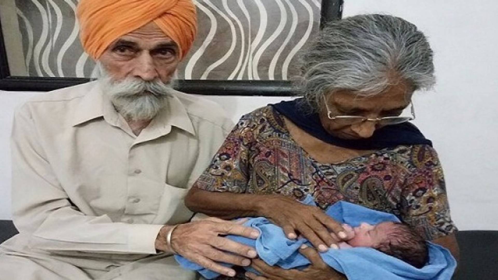 سبعينية تنجب طفلا في الهند