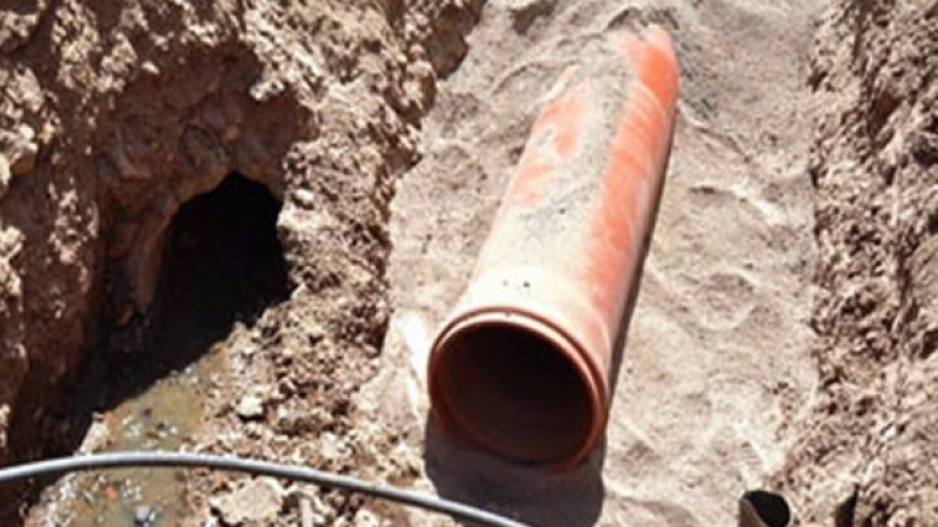 الاعتداء على شبكات الصرف الصحي - ارشيفية 