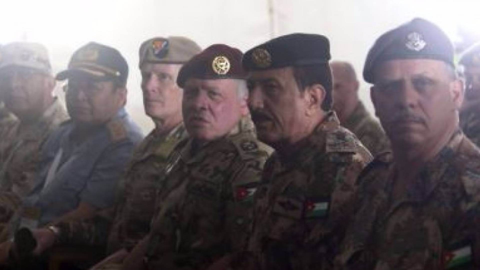 الملك يتابع تمرينا عسكريا ليليا