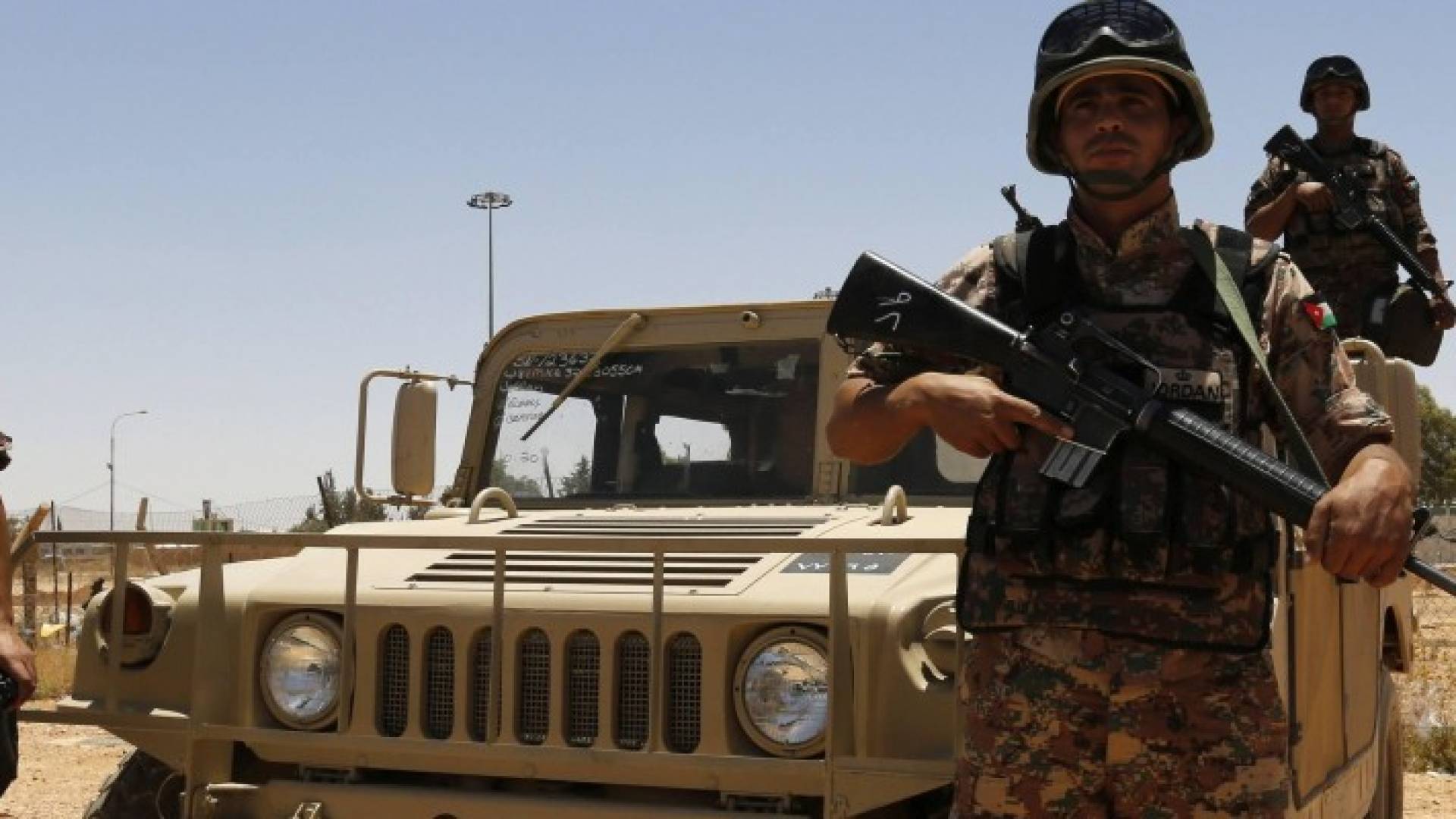 قوات حرس الحدود تستقبل 300 لاجئ سوري