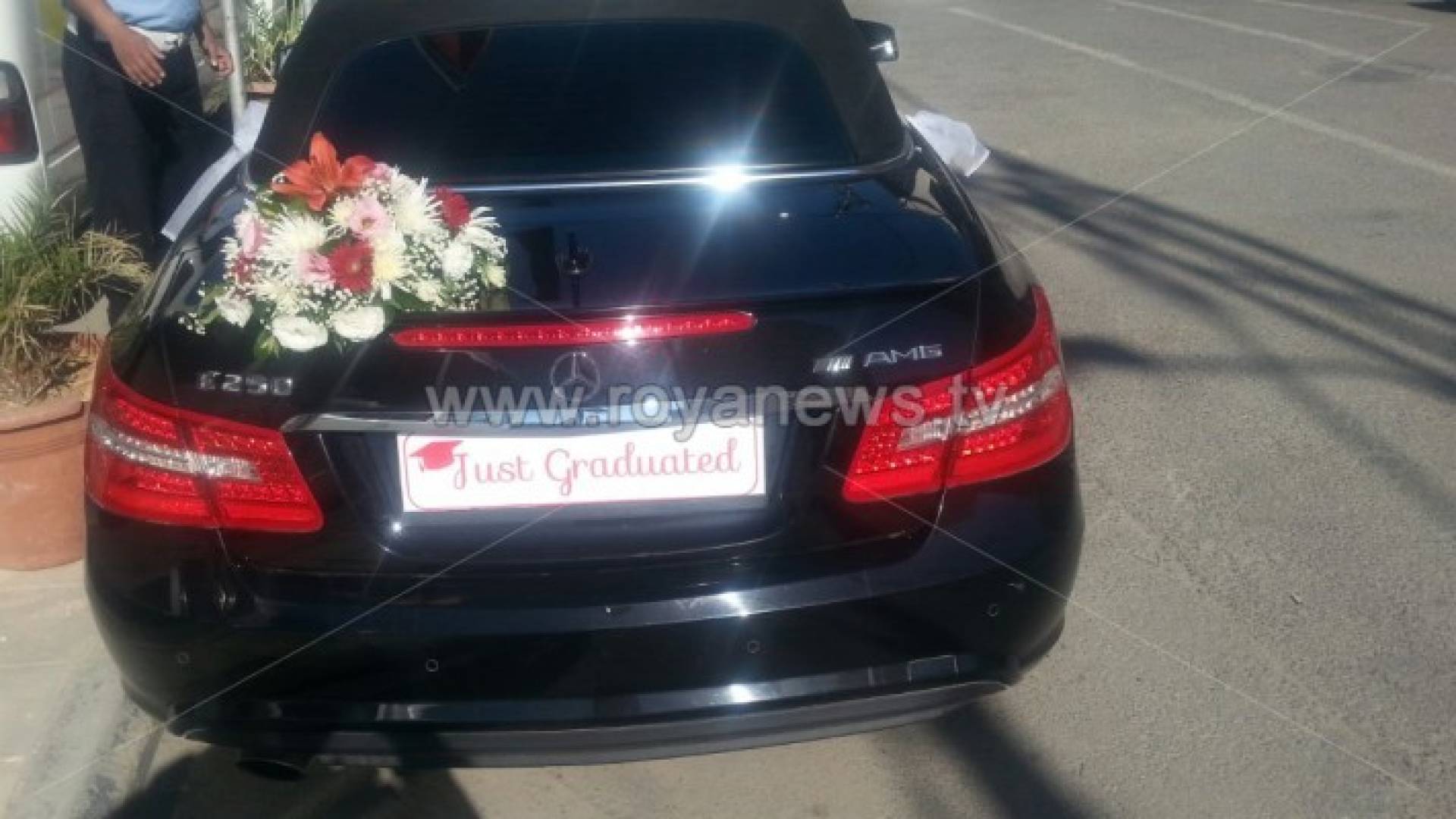 السير تحتجز مركبة كتب عليها "Just Graduated".. صور