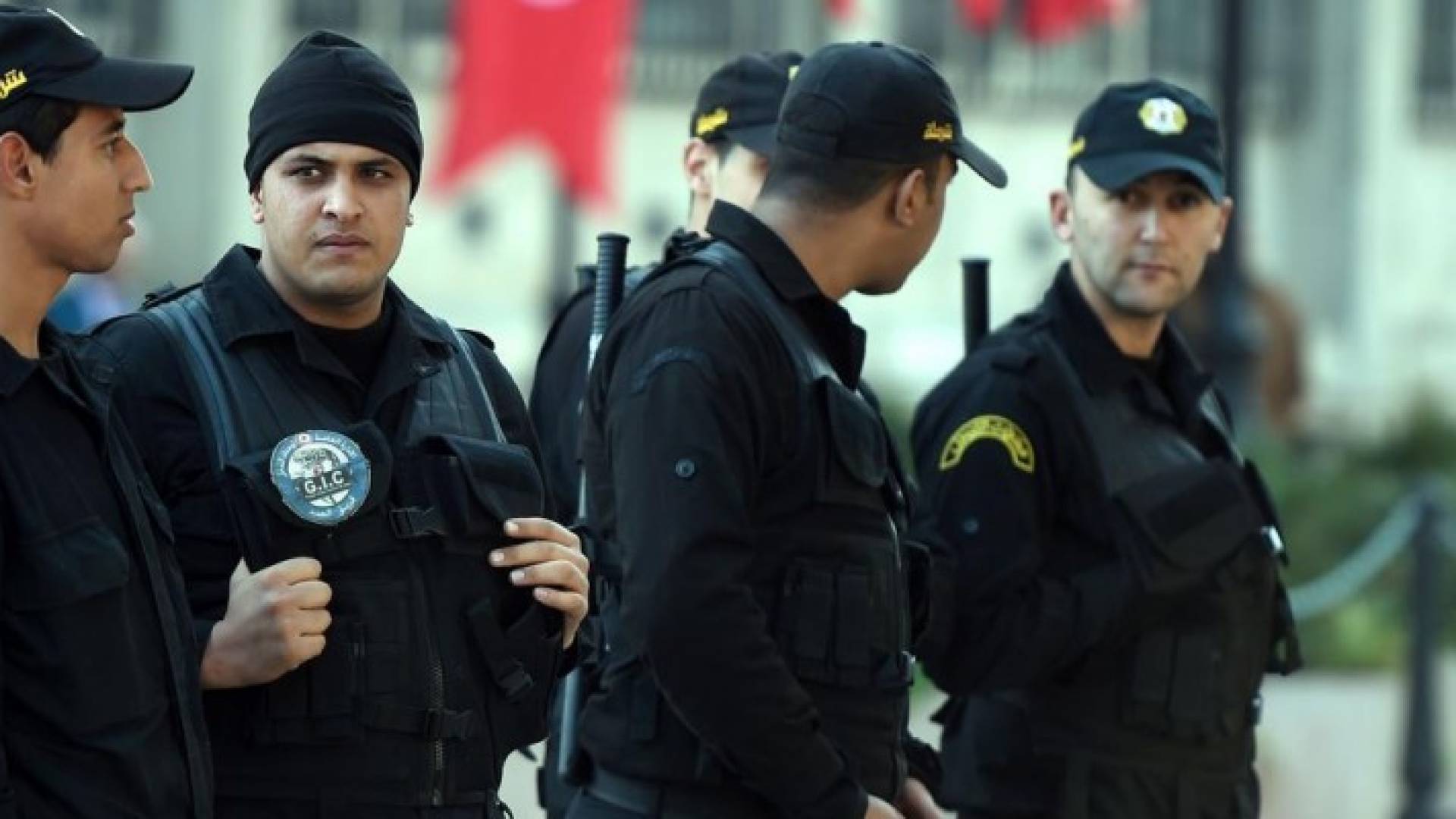 إرهابي يفجر نفسه فيقتل 4 عناصر من الشرطة التونسية