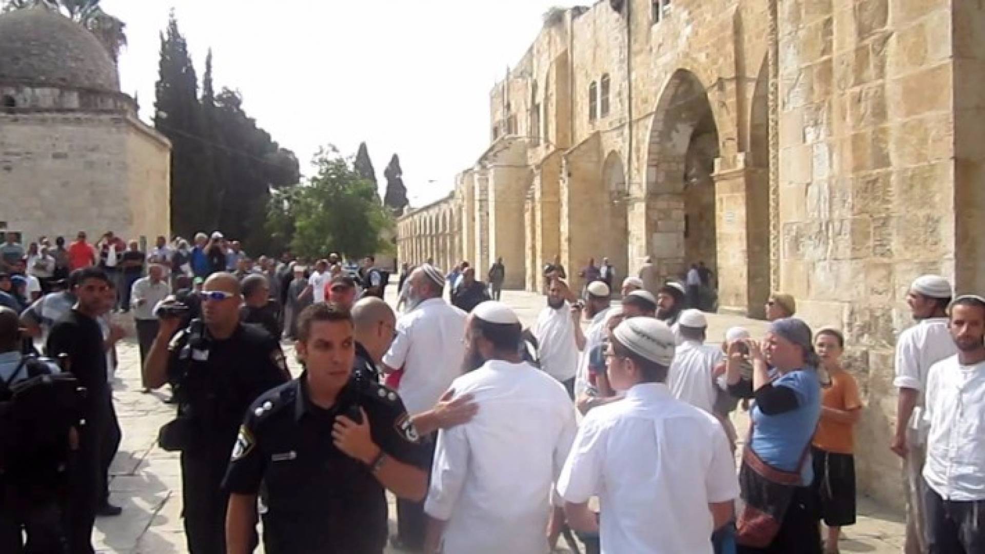 مستوطنون متطرفون يقتحمون باحات الاقصى