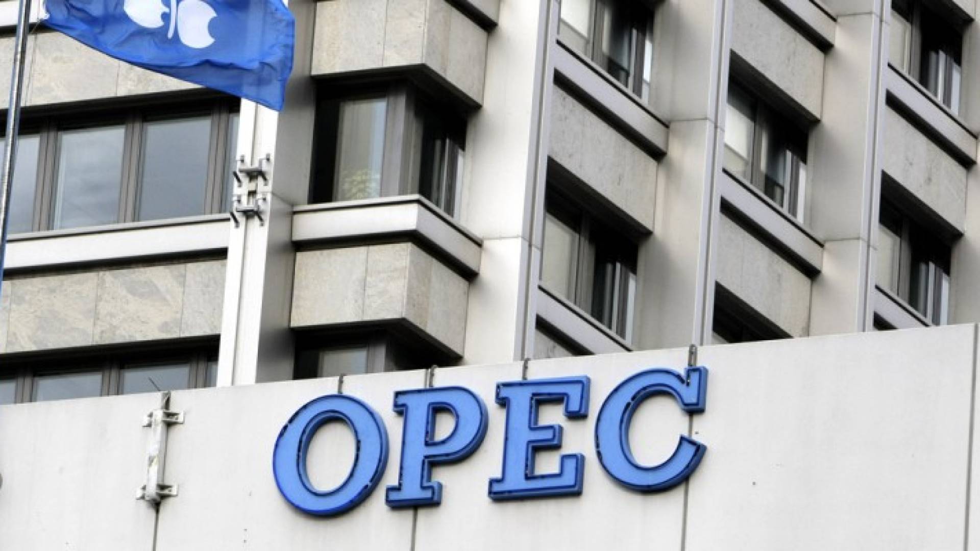 أوبك تتوقع عجزا في السوق النفطية في العام 2017