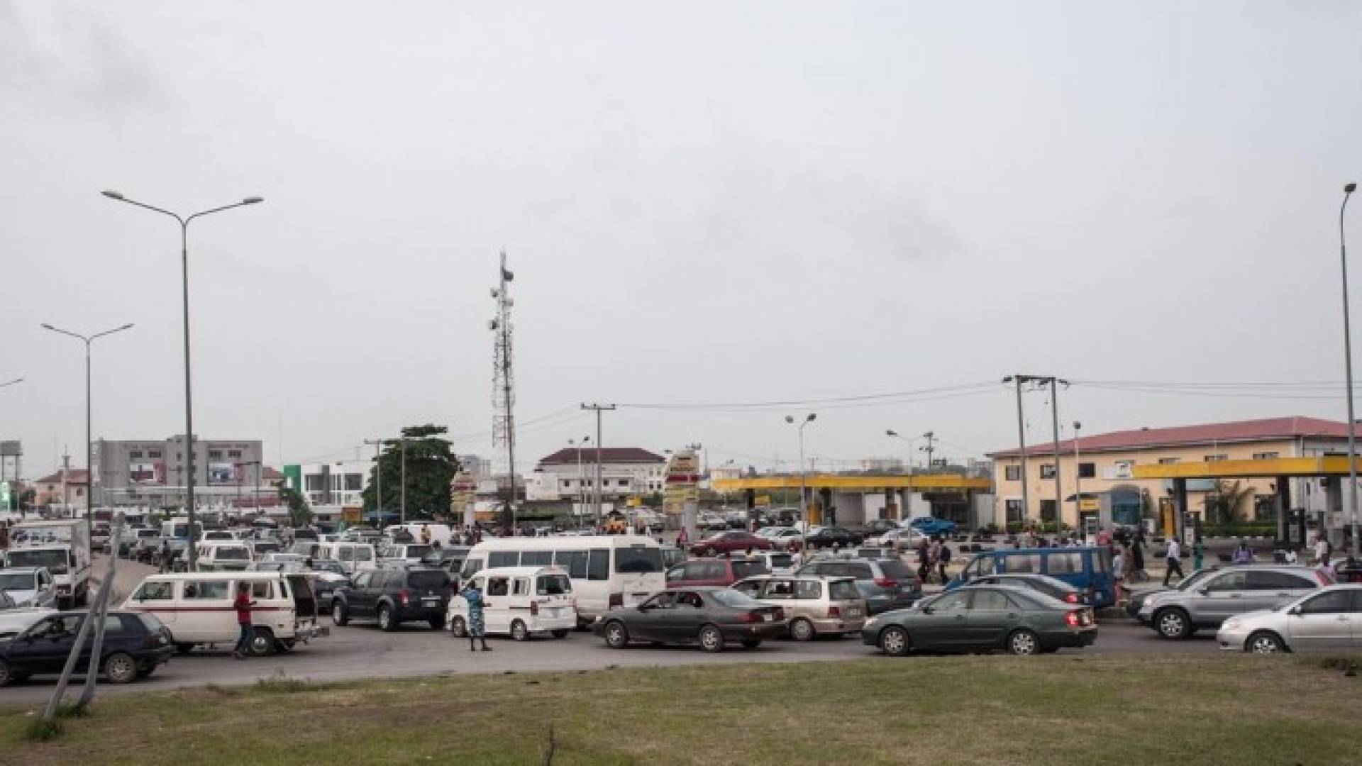 سائقي السيارات بطول كيلومترات امام محطات الوقود