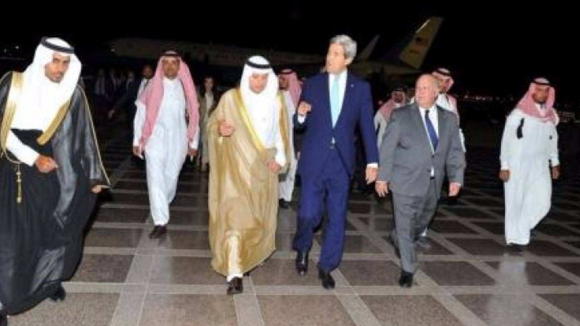 الملك سلمان يلتقي بوزير الخارجية الأمريكي في جدة لبحث الهدنة في سوريا