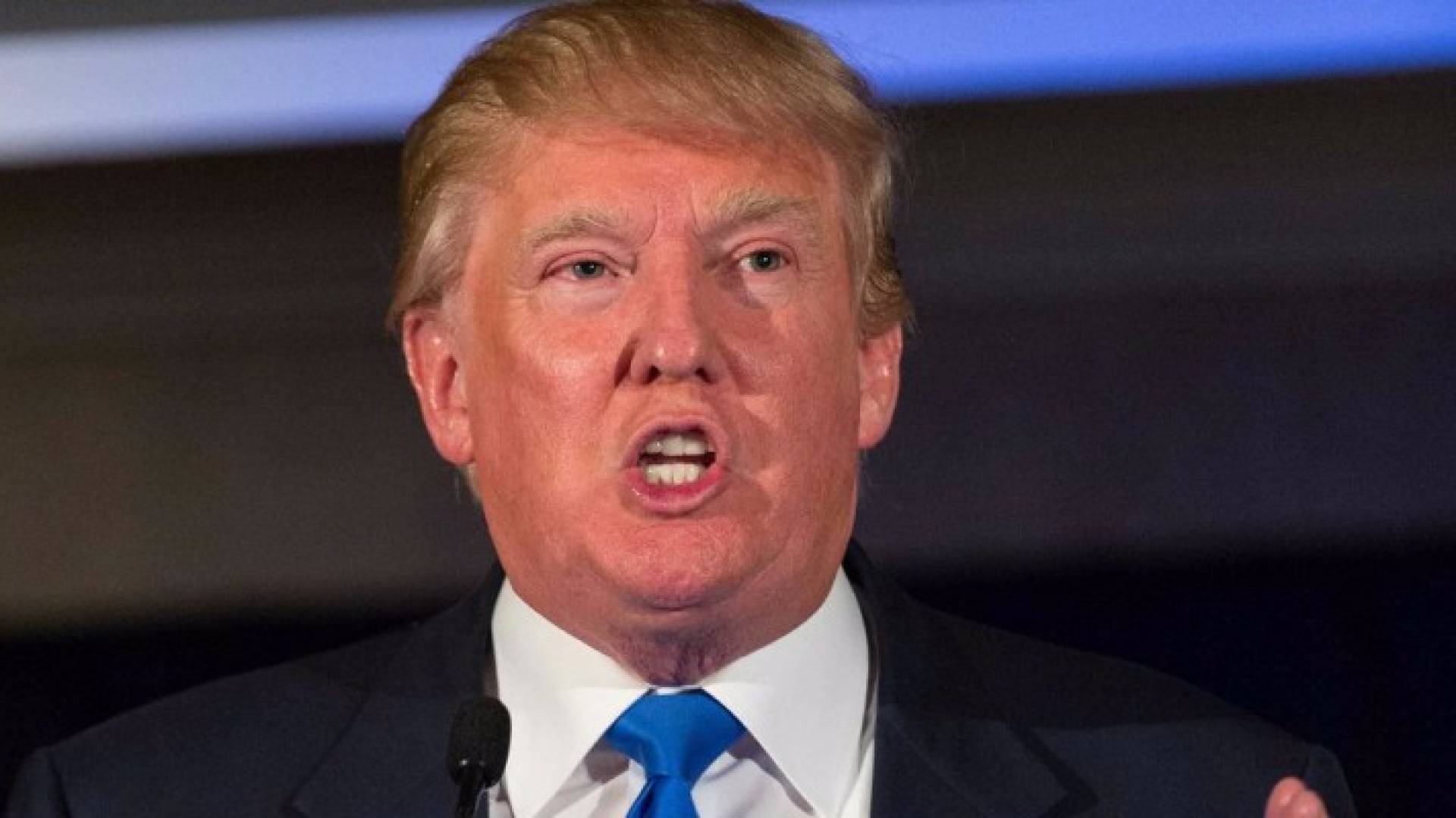 صحفي أمريكي يأكل مقالاته بسبب دونالد ترامب