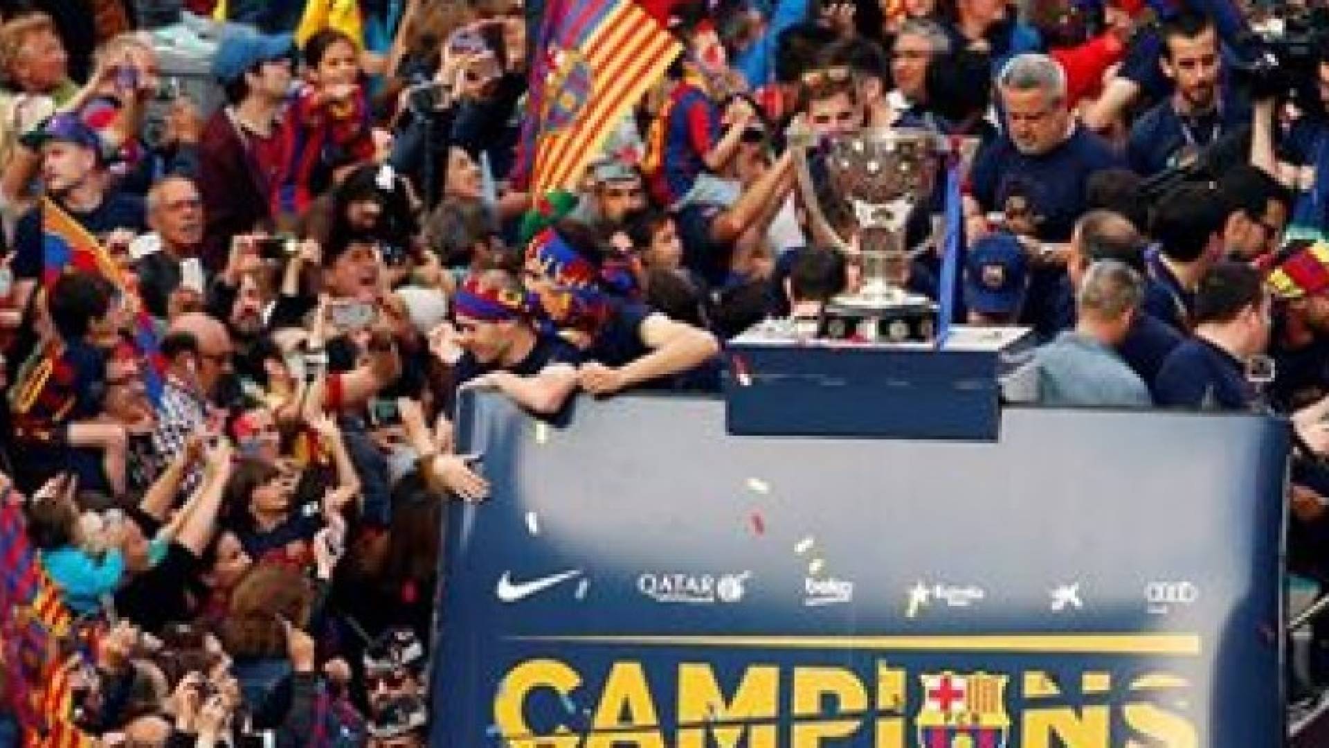 حافلة برشلونة تجوب الشوارع احتفالا باللقب