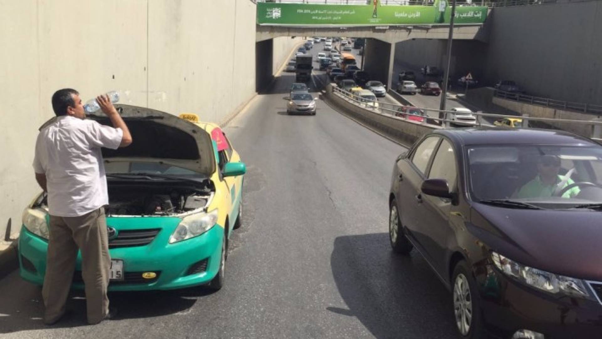 موجة الحر تعطل عددا من المركبات في العاصمة عمان .. صور