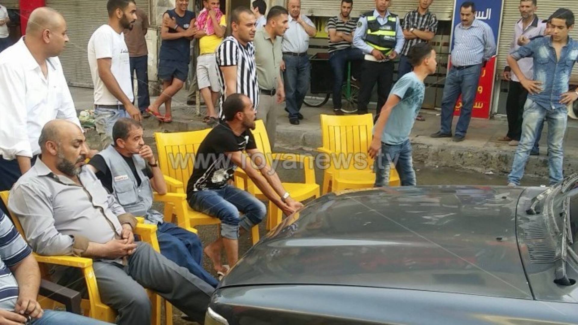 بالكراسي: تجار يغلقون شارع ايدون في اربد .. صور