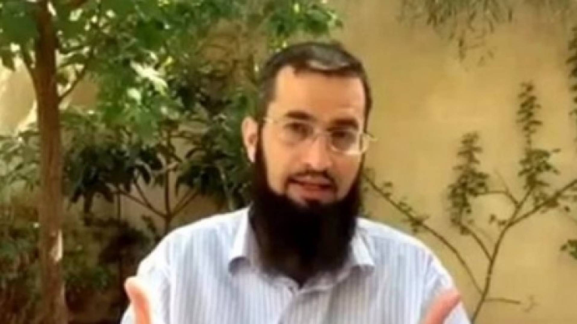 أمن الدولة تخفض الحكم على الداعية اياد القنيبي