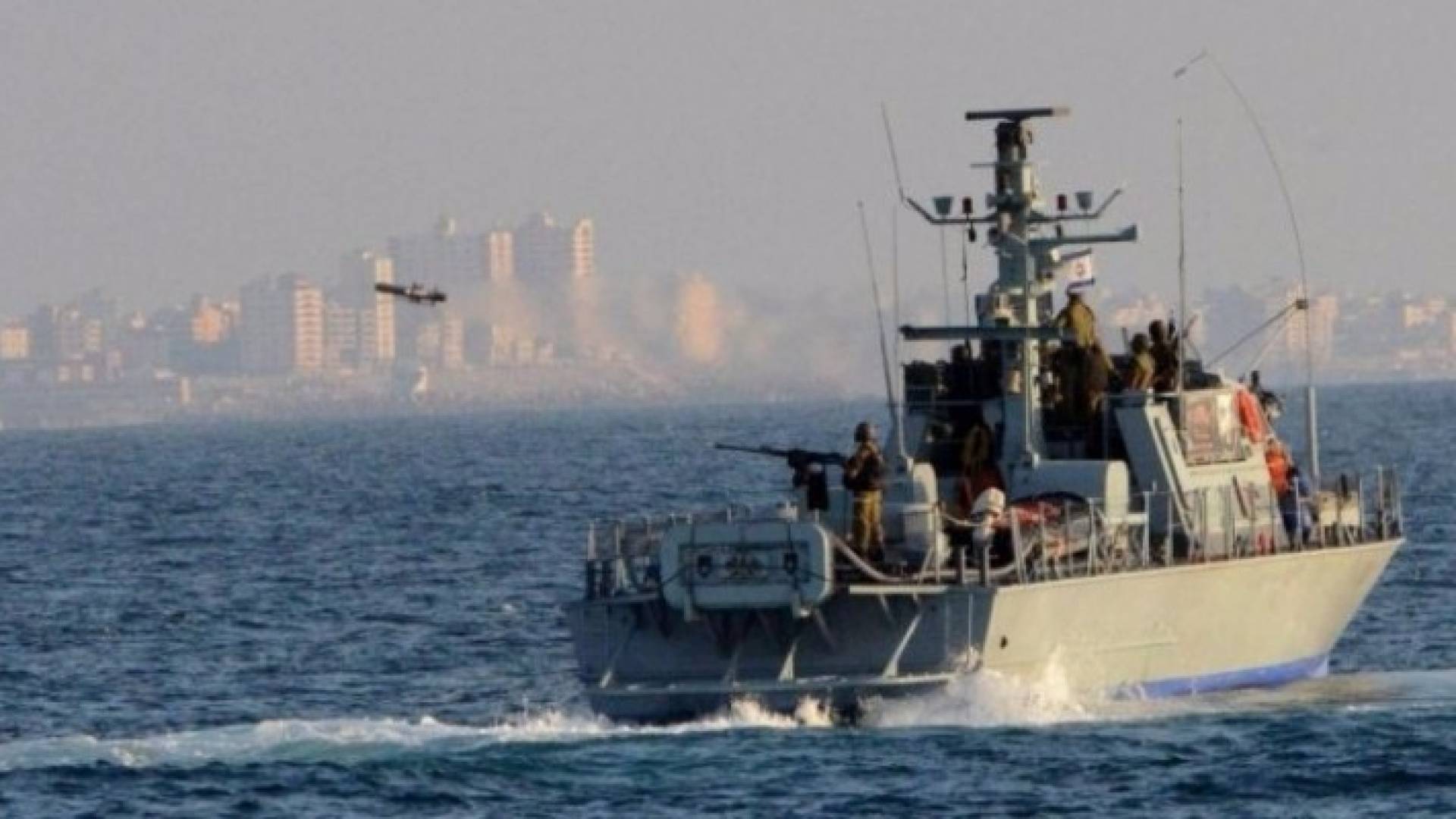 الاحتلال يعتقل صيادين ويصادر قاربهما في بحر شمال قطاع غزة