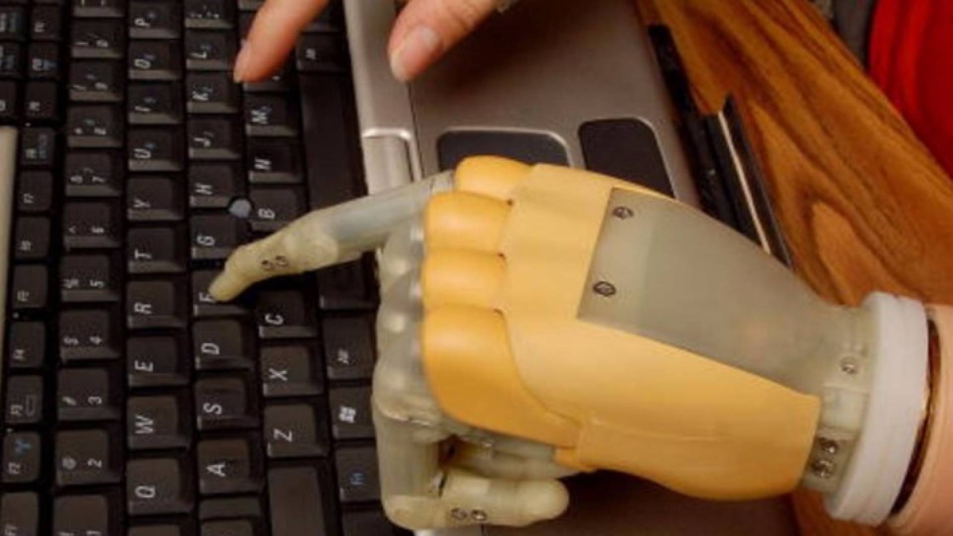 ذراع آلية تشحن الهاتف وتطلق طائرات "الدرون"