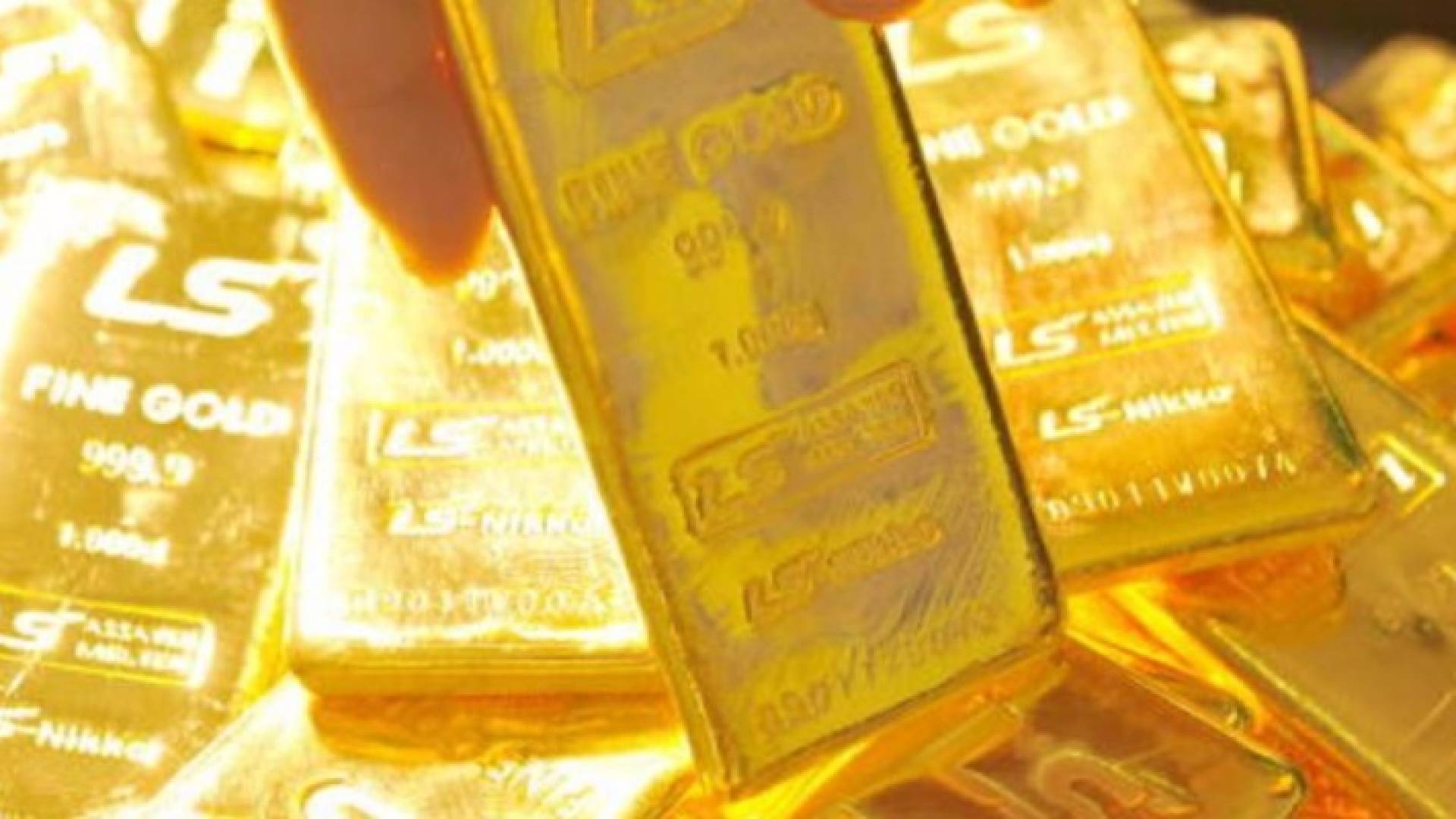 الذهب يرتفع مع تراجع الدولار لكن بدون مكاسب