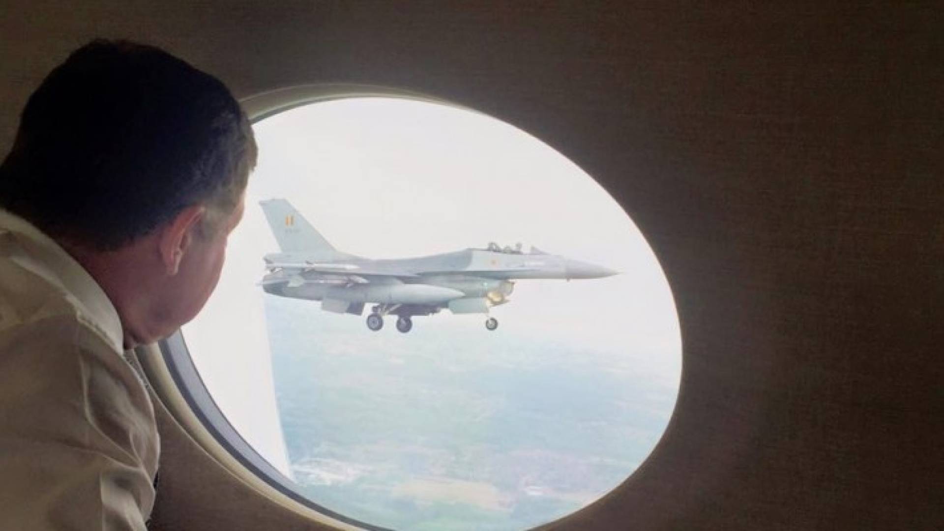 طائرات سلاح الجو البلجيكي تستقبل جلالة الملك عبدالله الثاني .. صورة