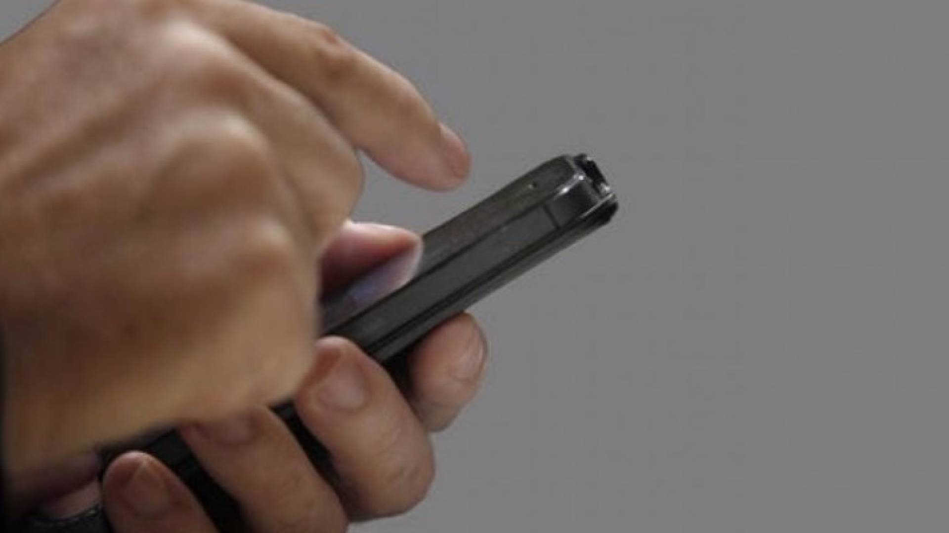 سعودي يطلق زوجته ليلة زفافهما بسبب الجوال