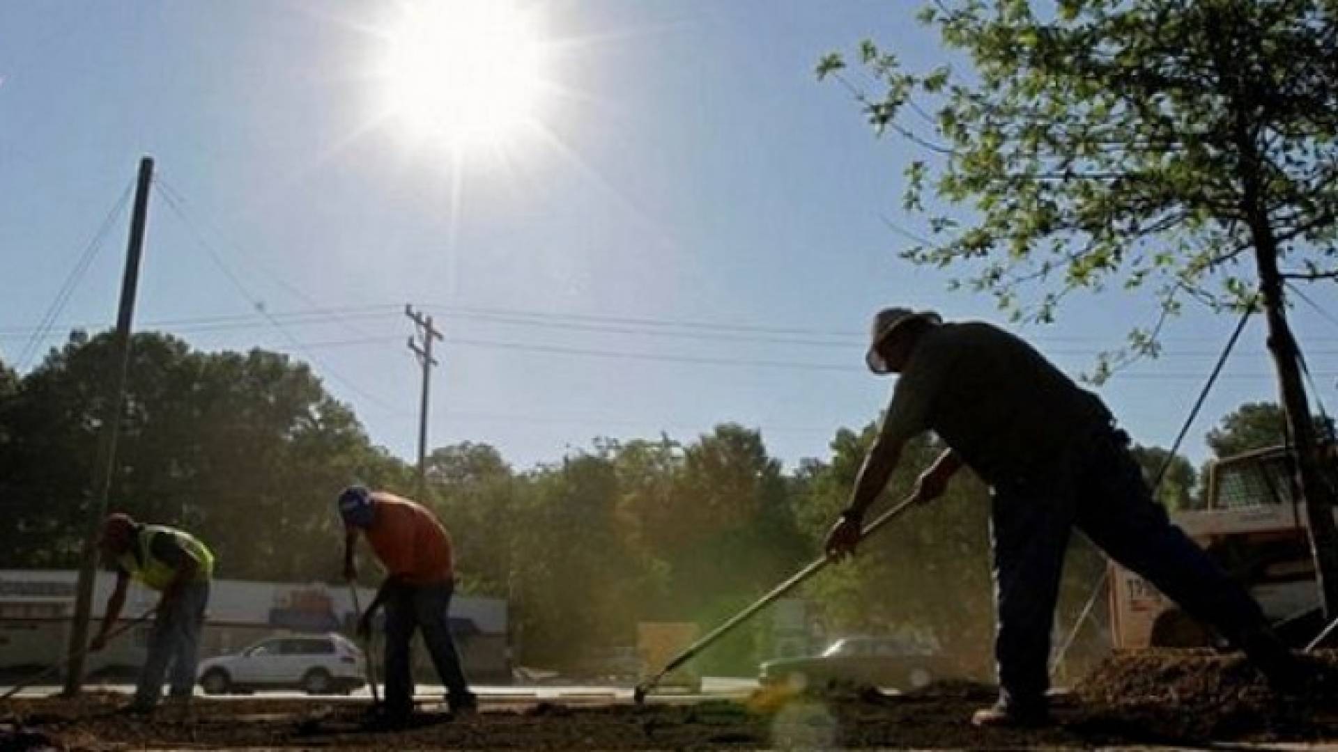 الإمارات تمنع العمل تحت الشمس لثلاثة أشهر