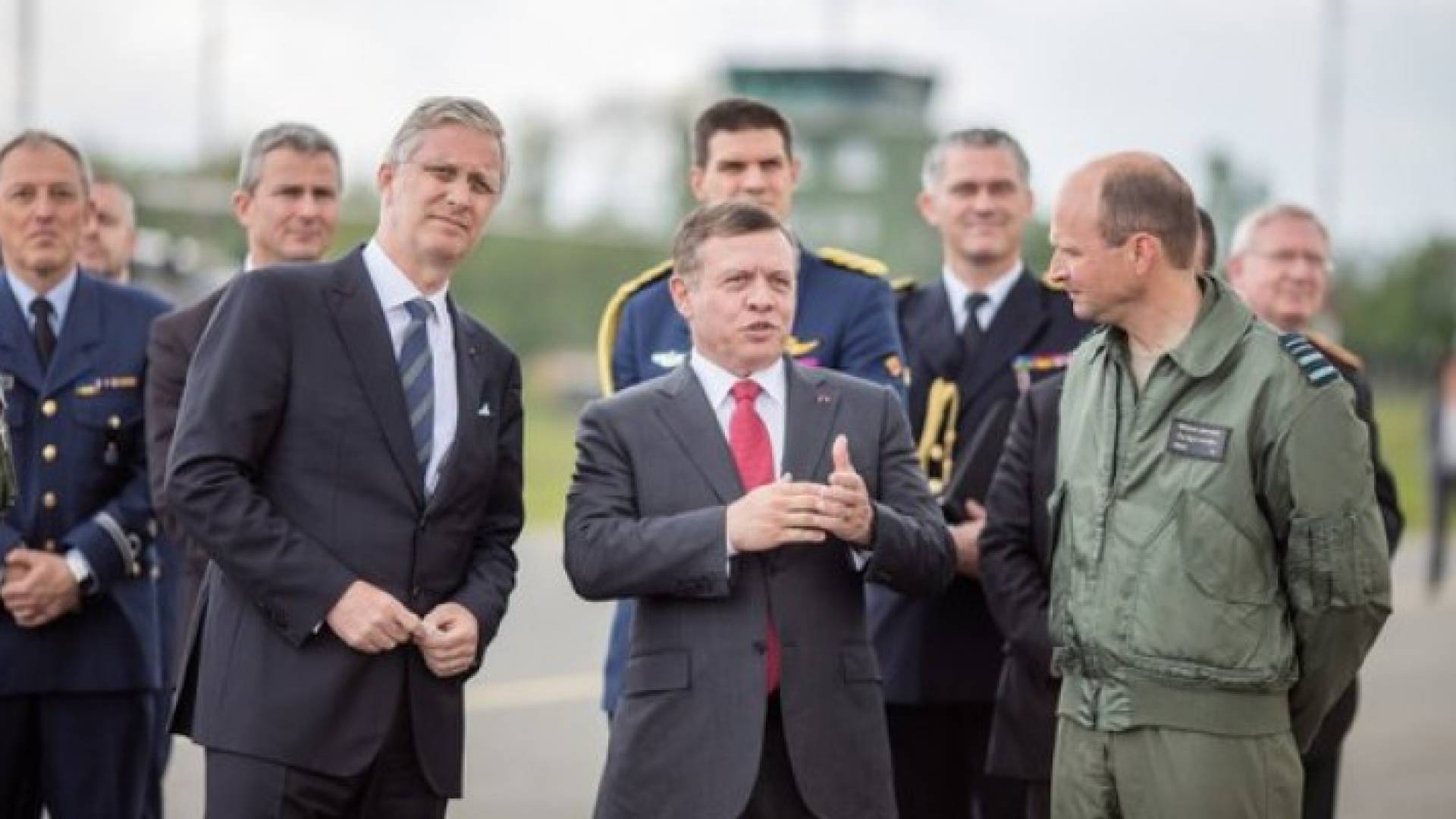 الملك يزرو قاعدة عسكرية جوية في مدينة فلورين 