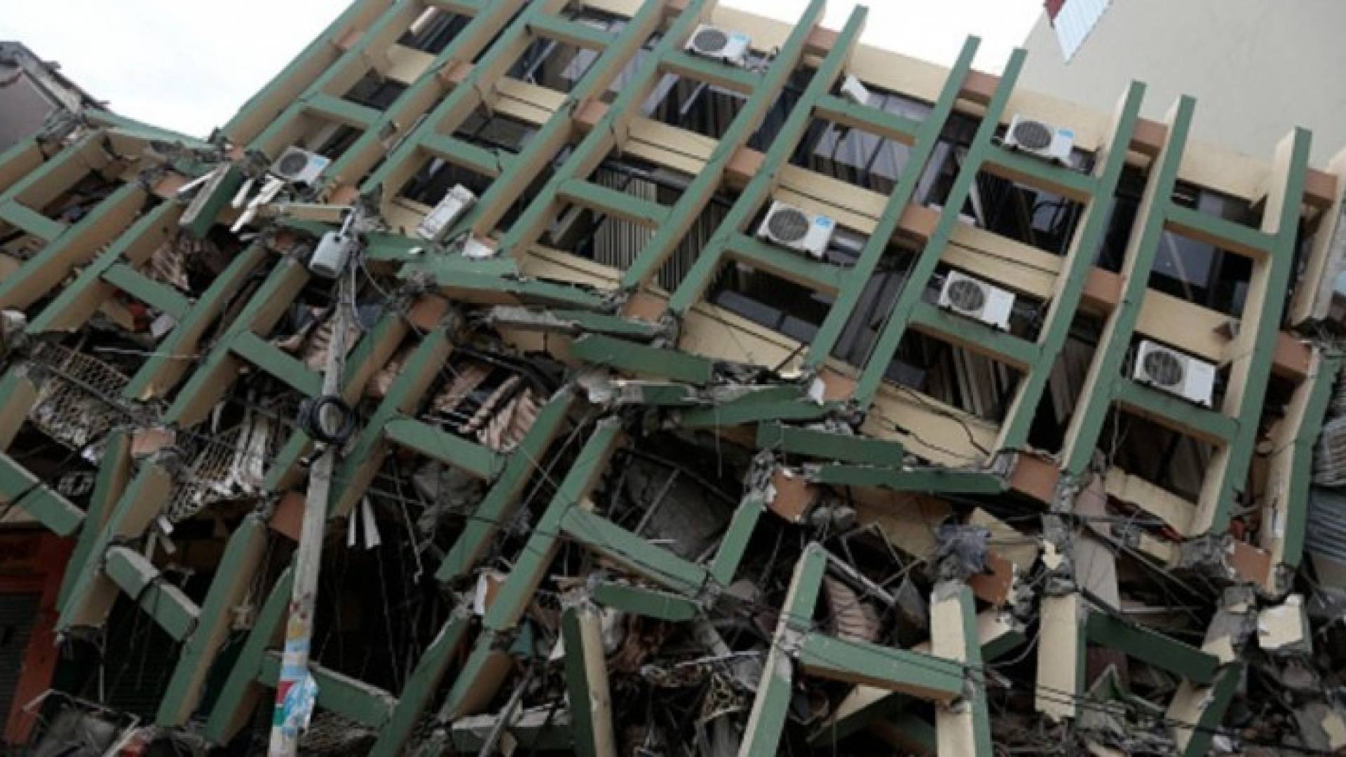 إحدى البنايات التي تضررت بفعل الزلزال في الإكوادور