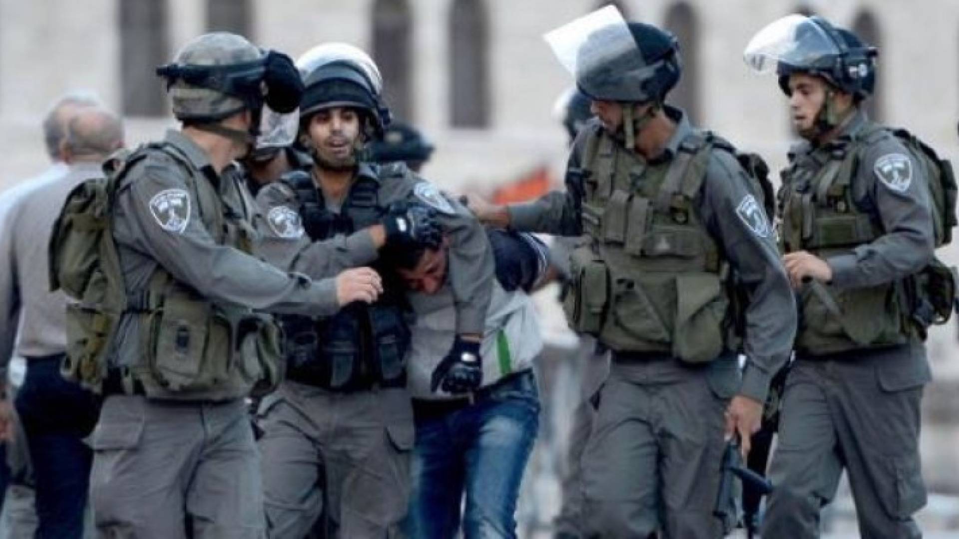 عناصر من شرطة الاحتلال الاسرائيلي تعتقل فلسطيني