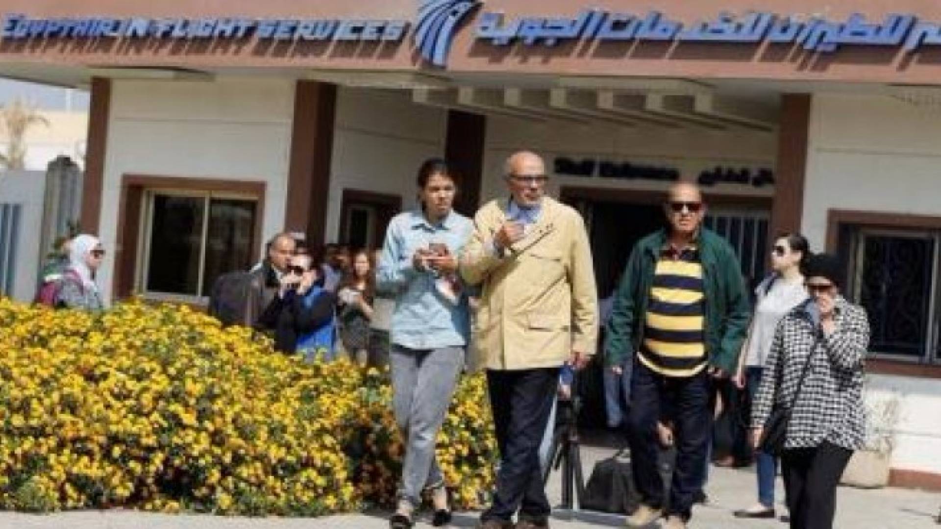 أقارب وأصدقاء مسافرين على متن الطائرة المصرية المختفية في مطار القاهرة الدولية 