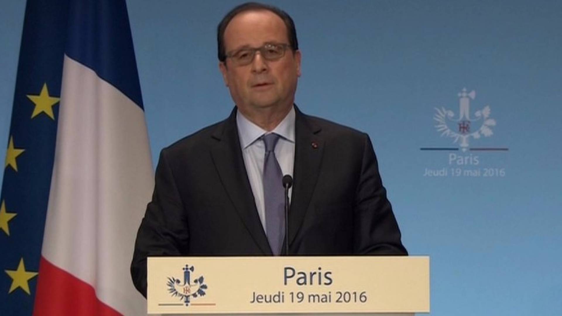 هولاند يؤكد سقوط الطائرة المصرية.. والقضاء يفتح تحقيقا