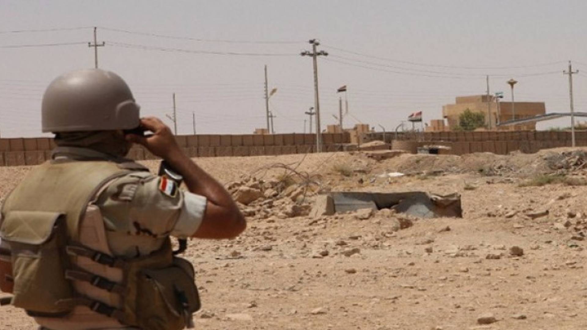 أحد عناصر القوات العراقية عند منطقة قريبة من منفذ الوليد الحدودي