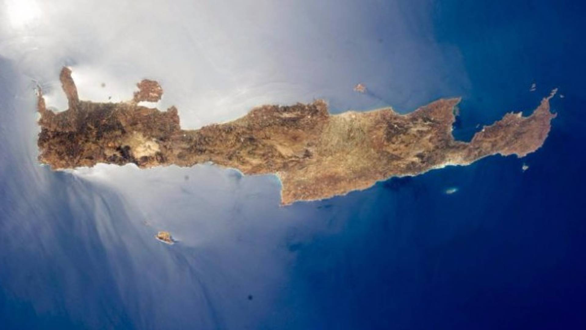 التلفزيون اليوناني: العثور على أجزاء من حطام الطائرة المصرية