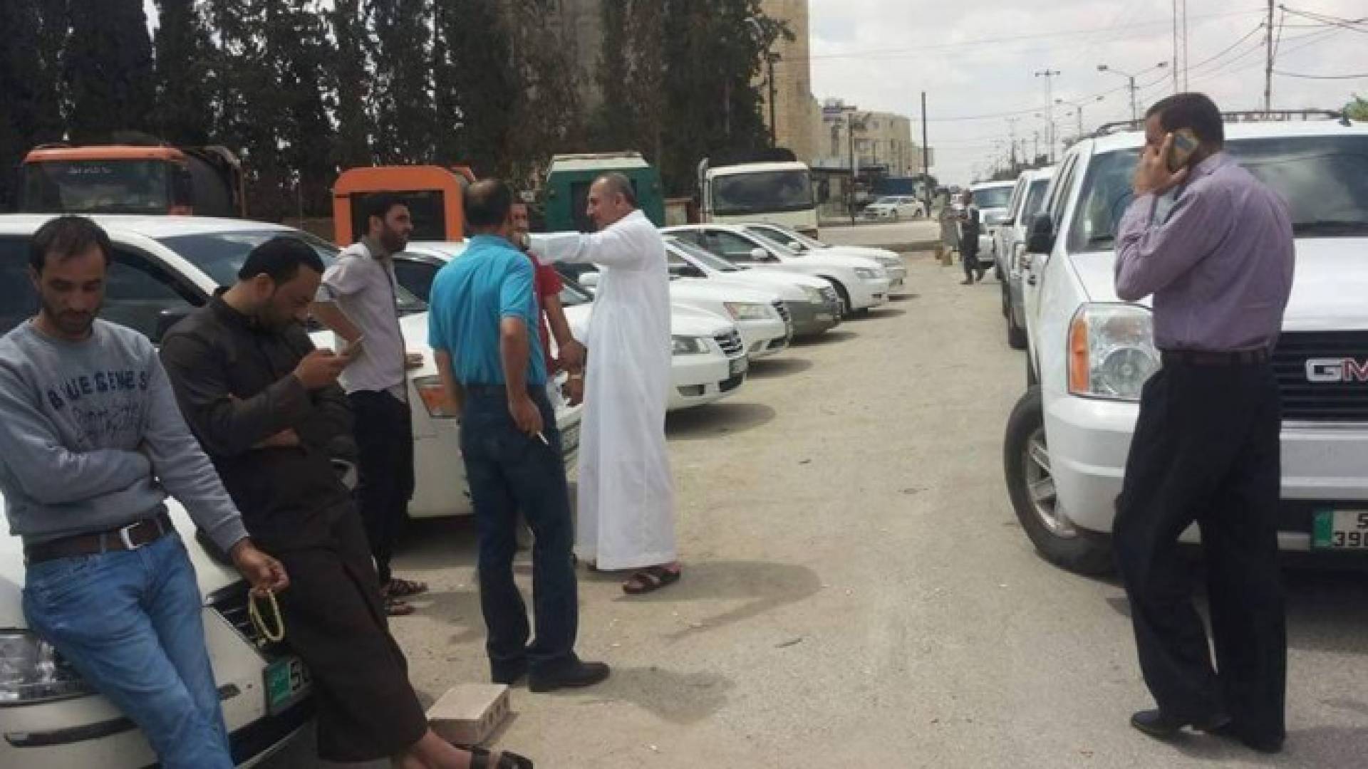 محتجون على قرار سعودي يغلقون الطريق الدولي في الرمثا