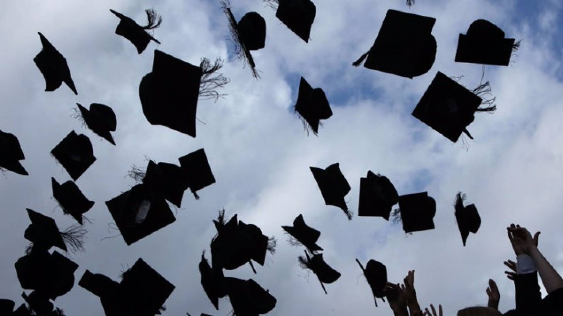 جامعة بريطانية تمنع رمي القبعات بحفل التخرج لتجنب الاصابات