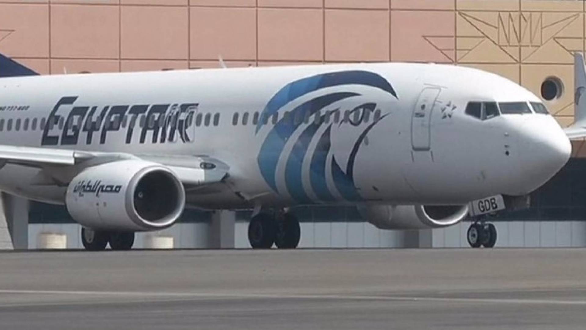 الجيش المصري يعلن العثور على اجزاء من الطائرة المصرية المفقودة