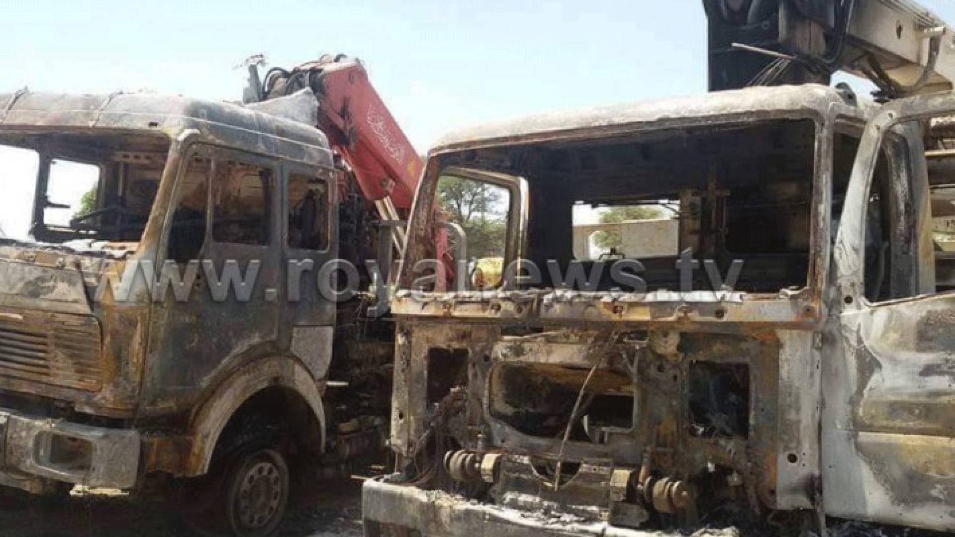 مجهولون يحرقون آليتين لشركة مقاولات في الأغوار ..صور