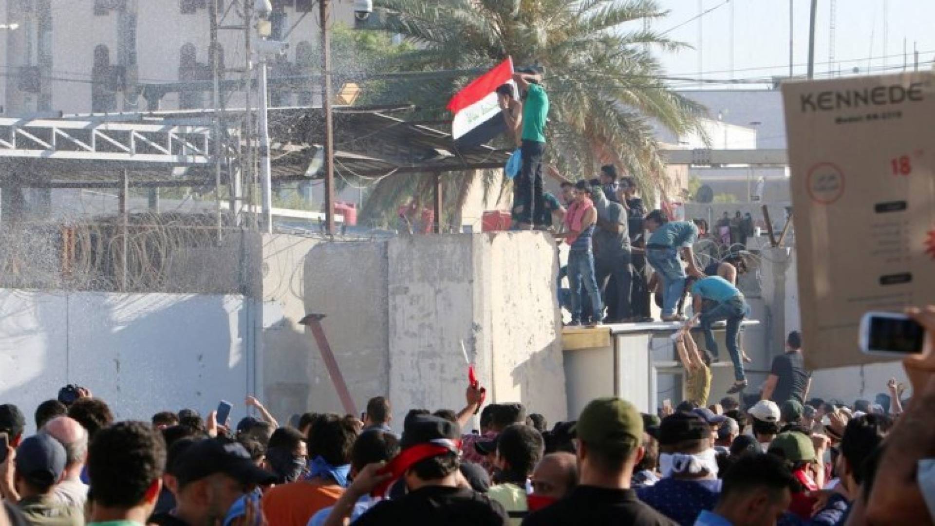 حظر تجول ببغداد بعد اقتحام متظاهرين للمنطقة الخضراء