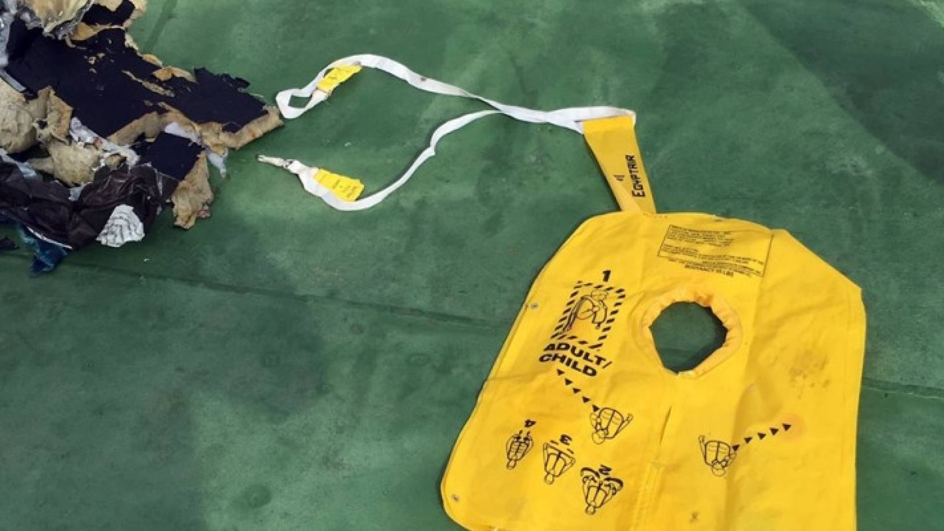 اجزاء من حطام الطائرة المصرية المنكوبة 