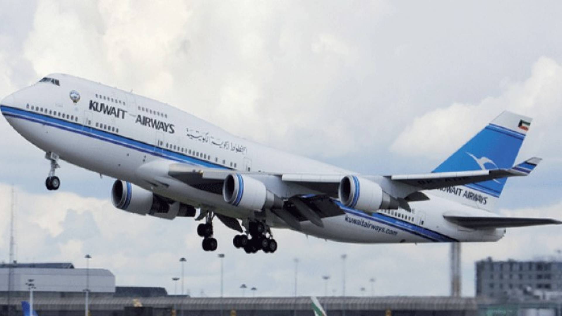 اقلاع الطائرة الكويتية المتجهة الى عمان بعد نفي وجود قنبلة على متنها