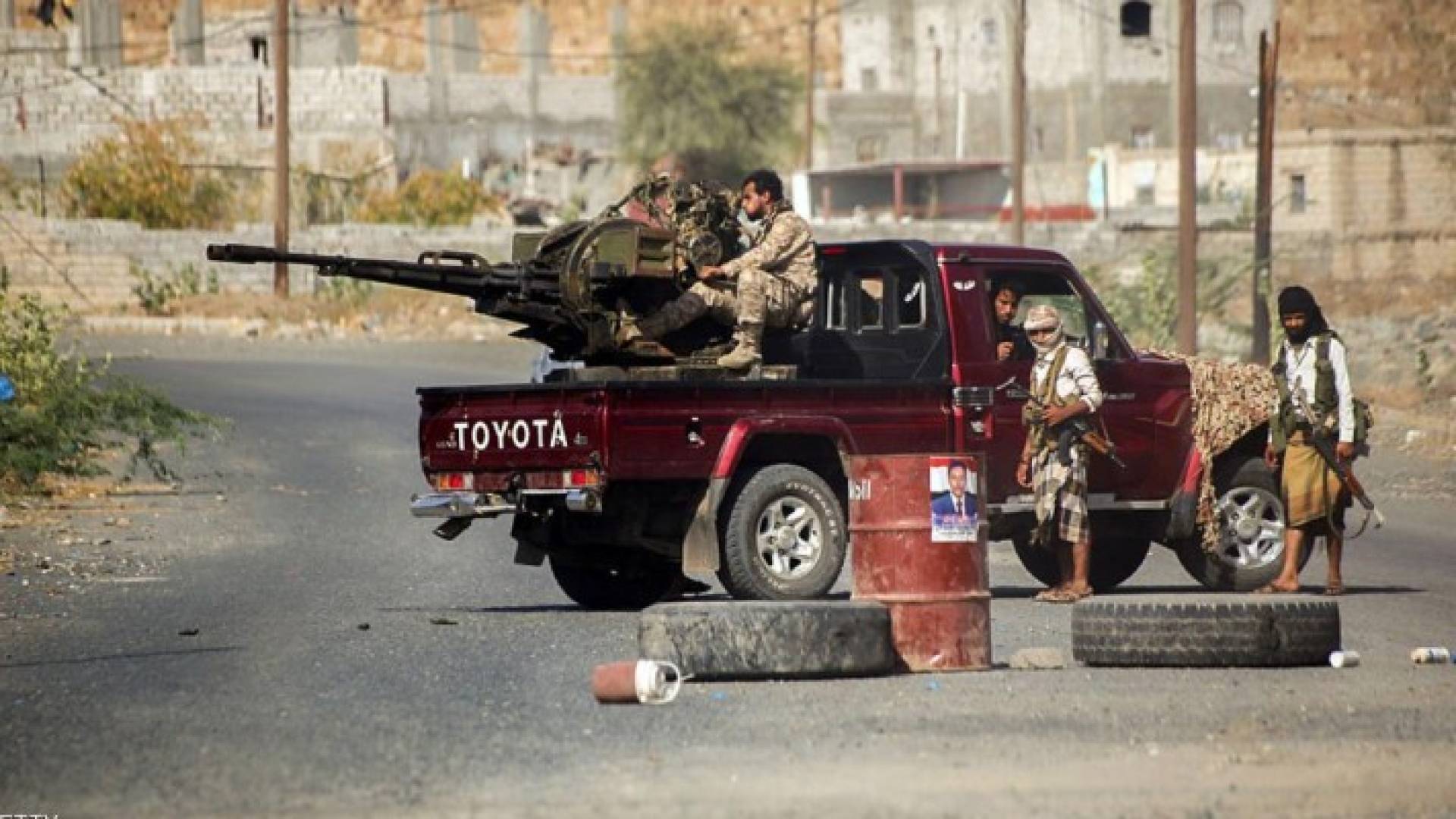 قوات موالية للشرعية تقاتل في تعز - أرشيفية