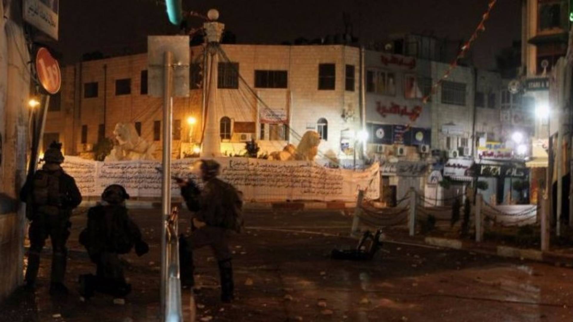 إصابة جندي إسرائيلي بمداهمات موسعة جنوب الضفة