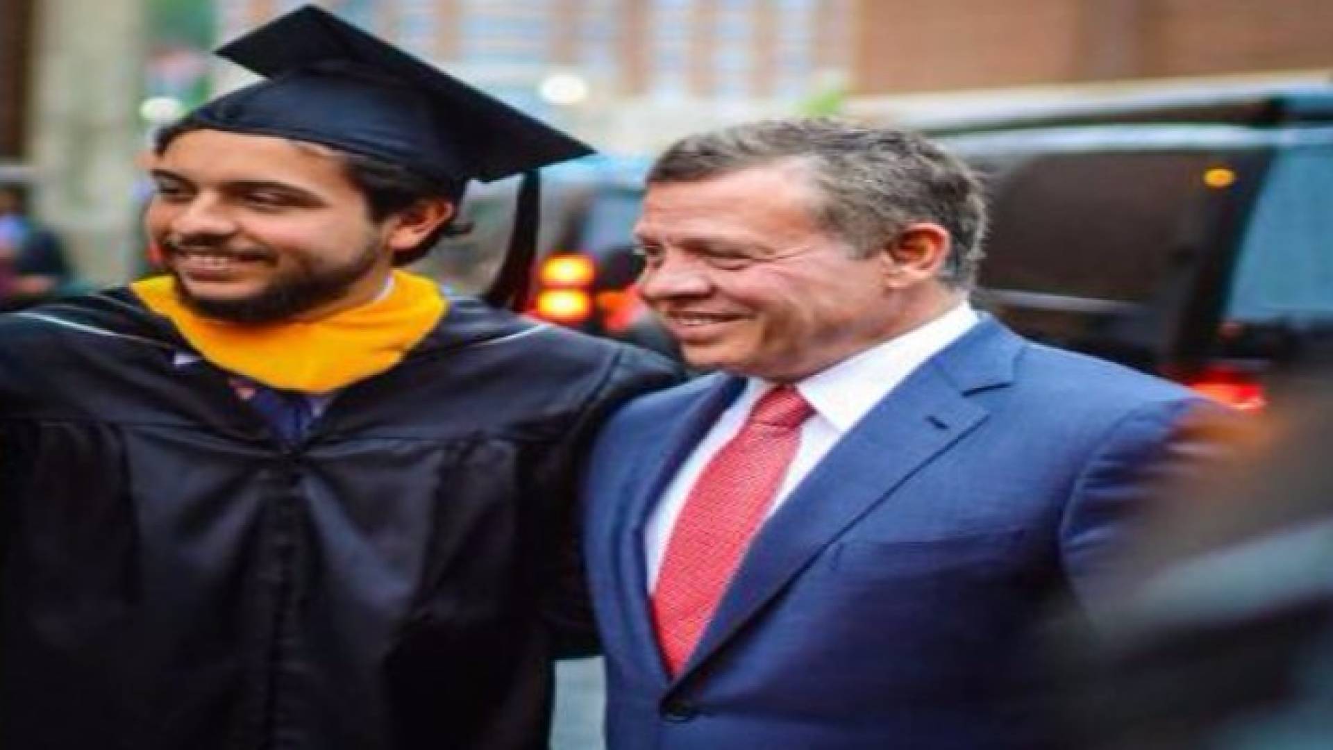 جلالة الملك يلتقط صورة تذكارية بعد تخرج ولي العهد