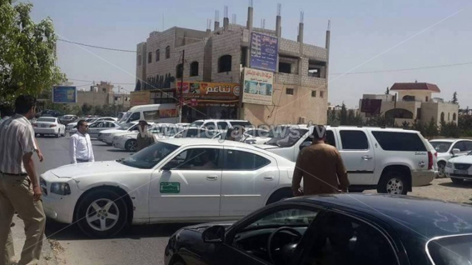 لليوم الرابع سائقو سيارات السفريات يغلقون طريق الرمثا الرئيسي