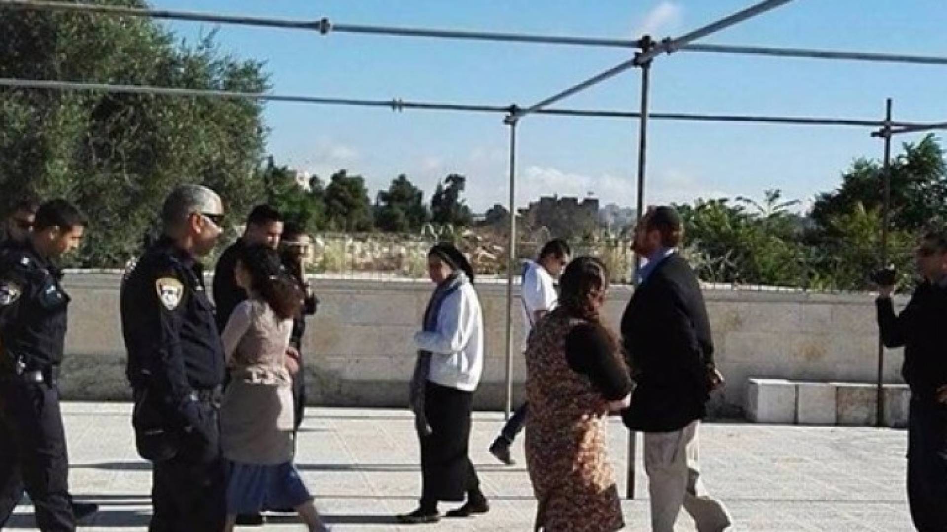 مستوطنون يقتحمون باحات الاقصى