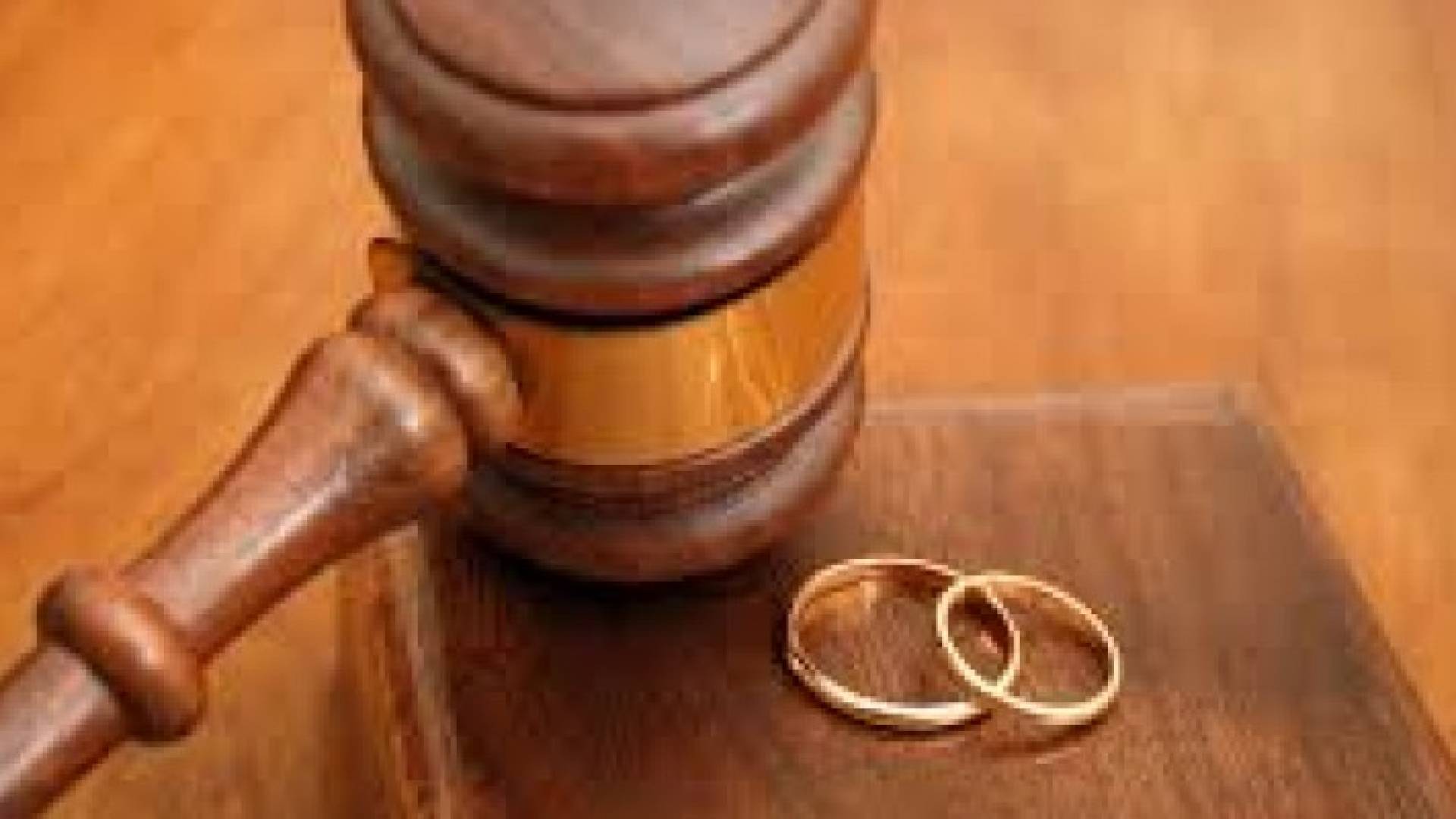 "شايفة حالك بجمالك" تتسبب بخلع استاذ جامعي من زوجته