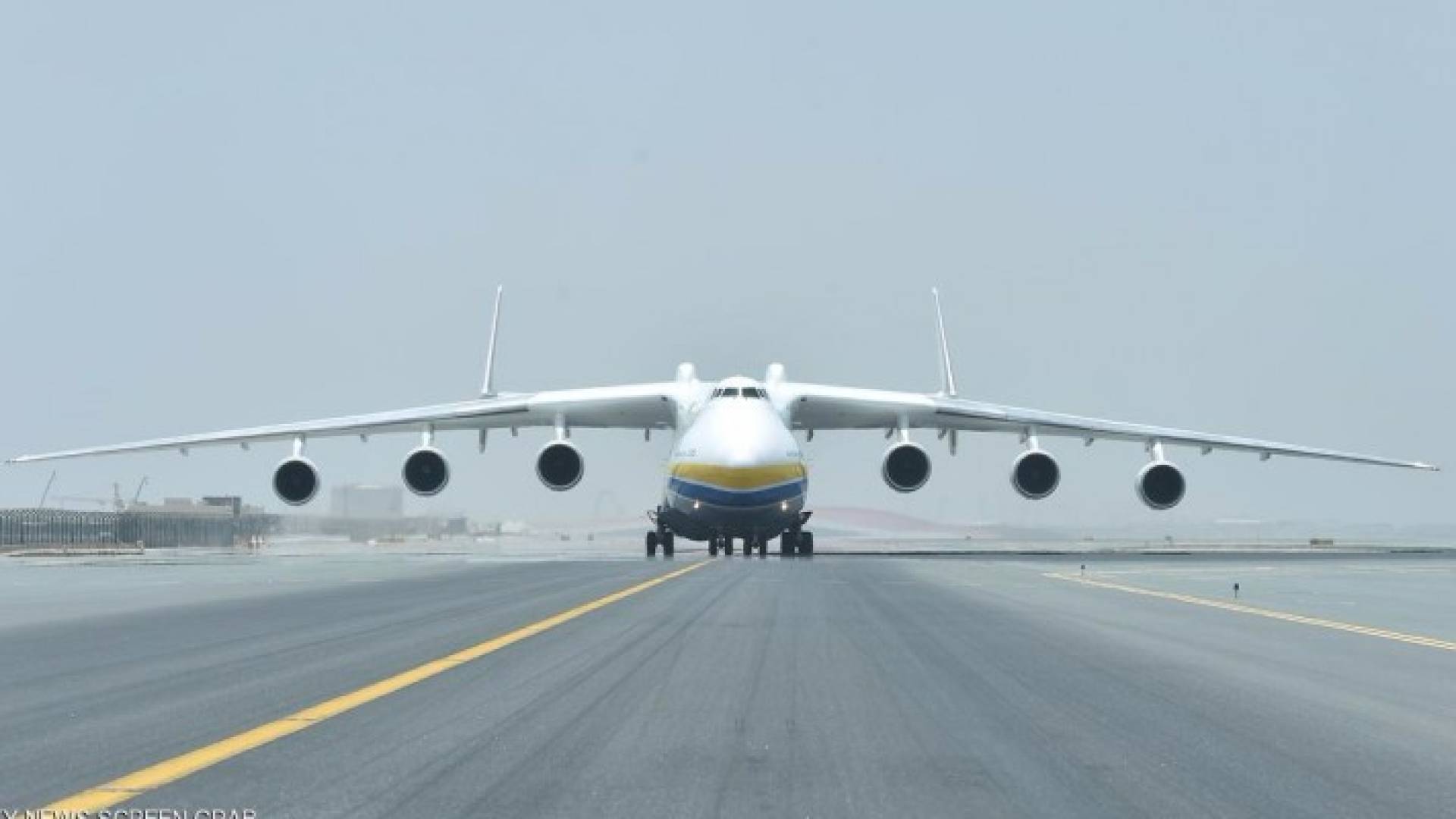 الطائرة العملاقة لدى هبوطها في مطار أبوظبي