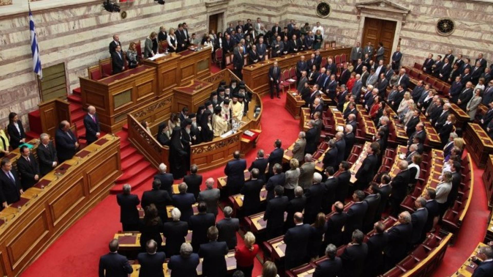 البرلمان اليوناني يقر إجراءات تقشف جديدة