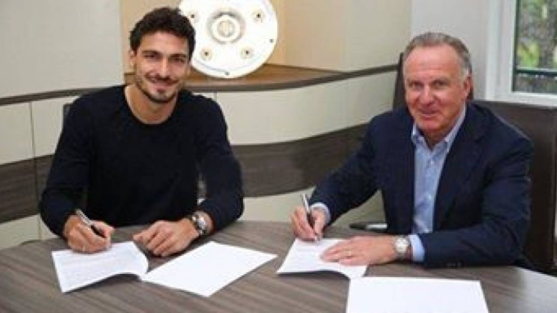 توقيع عقد ماتياس هوملز