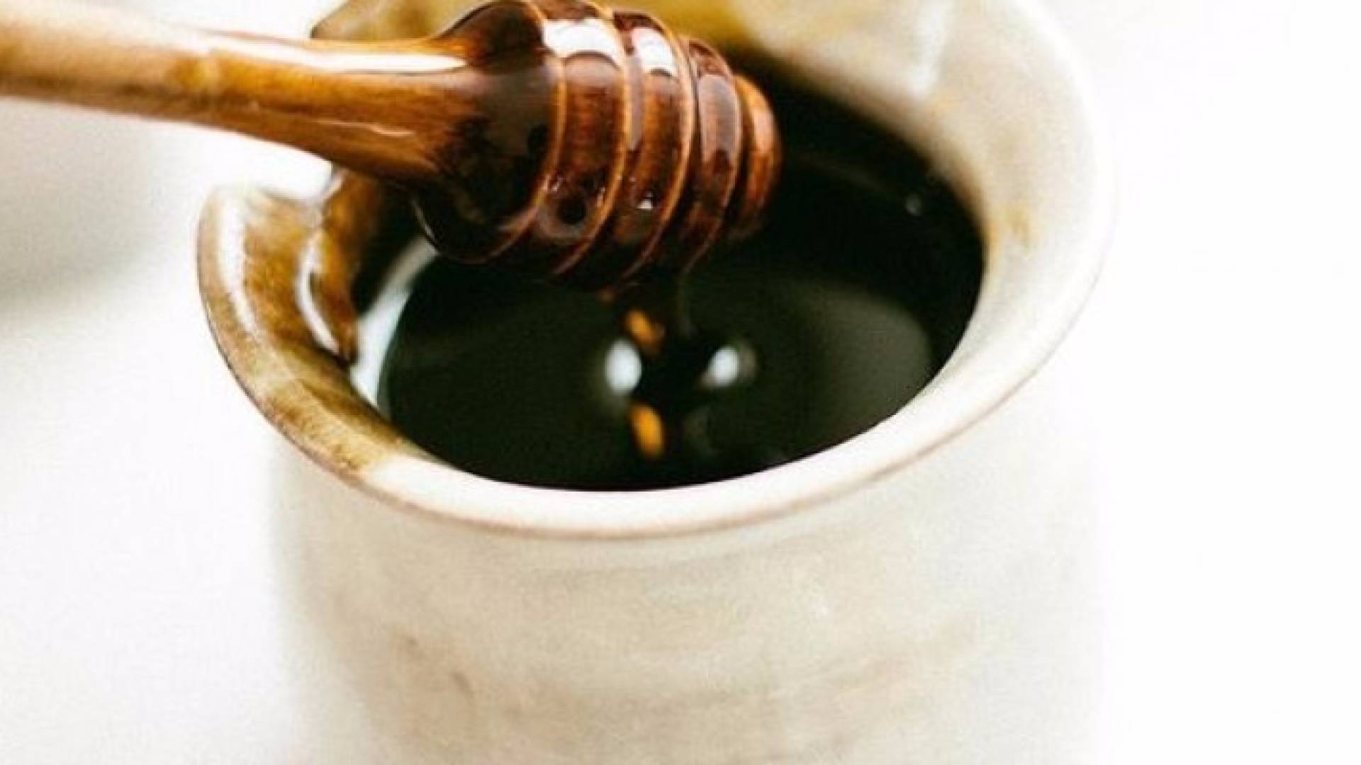 12 فائدة للعسل الأسود