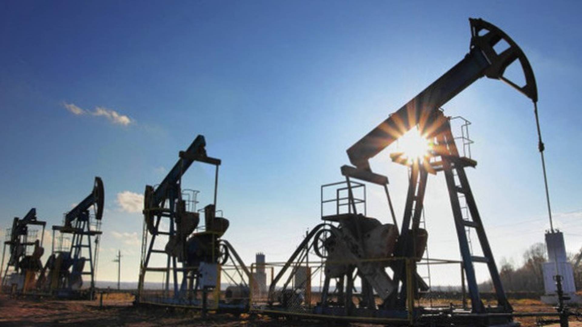 أسعار النفط تقترب من 50 دولارا للبرميل