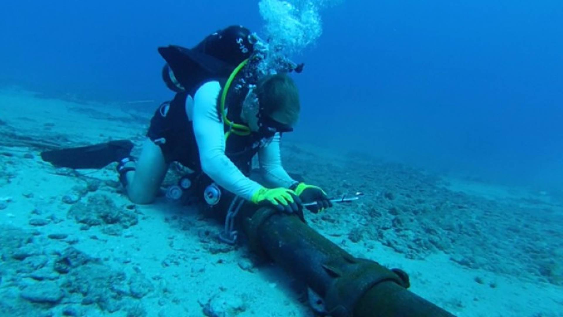 عامل يقوم بصيانة أحد الكابلات في قاع المحيط - أرشيفية